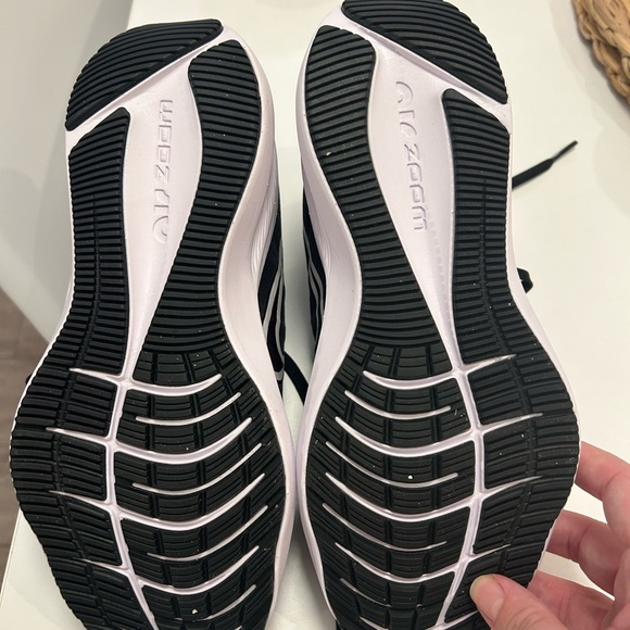 Nike Zoom Winflo Runners (Size 6) - Picture 2 of 3